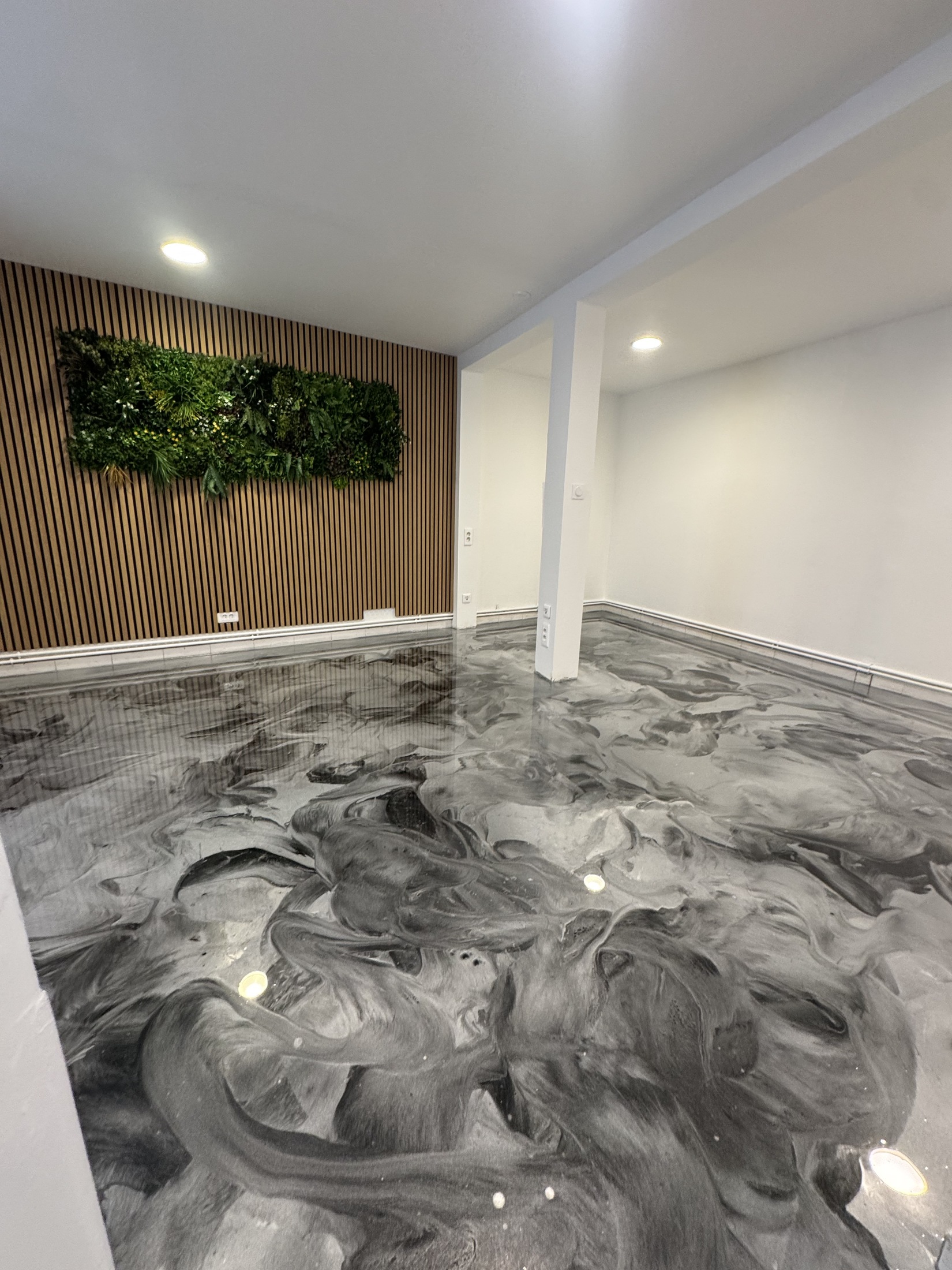 Sol en résine décorative réalisé par TM Décor chez PAREL FUNÉRAIRE